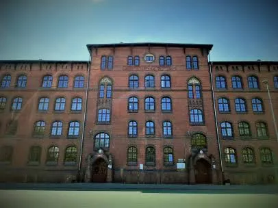 Ceglana fasada budynku Szkoły Podstawowej nr 58.